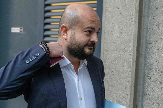 Le maire de Fréjus, David Rachline, arrive au tribunal correctionnel de Draguignan (Var) pour son procès pour prise illégale d’intérêts, le 30 septembre 2025.
