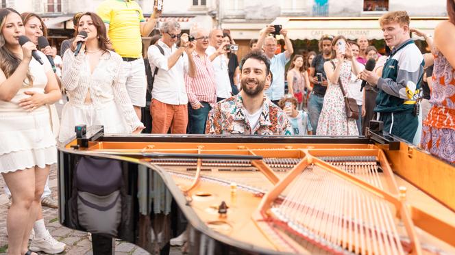 Julien Cohen jouant le morceau « Bohemian Rhapsody » du groupe Queen, place de la Contrescarpe, à Paris, en juillet 2025.