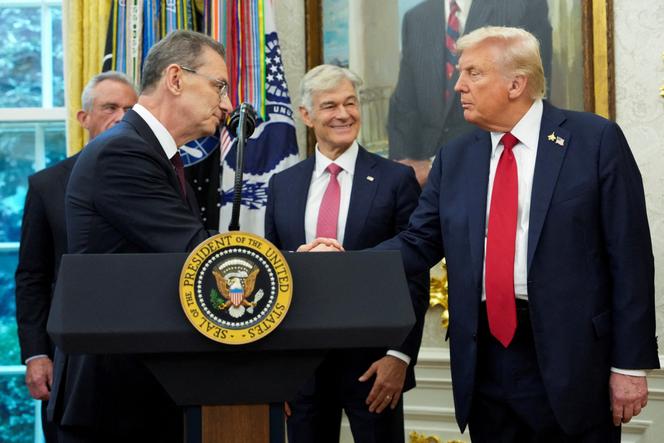 Le directeur général de Pfizer,  Albert Bourla, et le président américain Donald Trump, dans le bureau Ovale, à la Maison Blanche, à Washington, le 30 septembre 2025.