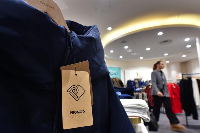 Des vêtements de la marque Promod vendus dans la boutique du centre commercial Westfield Euralille, à Lille, le 6 décembre 2023.