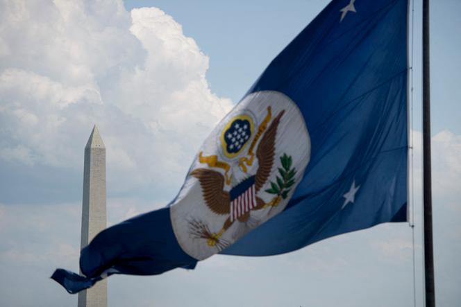 Le drapeau du département d’Etat américain, devant le Washington Monument, à Washington, le 30 juin 2015.