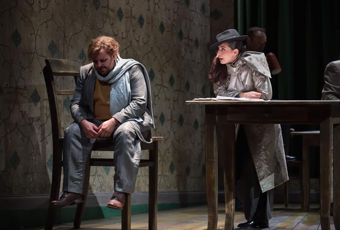 Michael Spyres (Hoffmann) et Héloïse Mas (la Muse/Nicklausse) dans « Les Contes d’Hoffman », mis en scène par Lotte de Beer, à l’Opéra-Comique, à Paris, en septembre 2025.