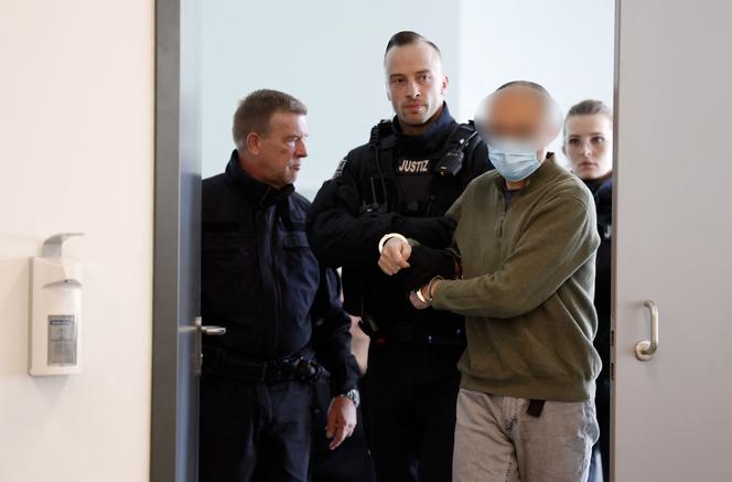 Jian Guo entre dans la salle d’audience du tribunal de Dresde, dans l’est de l’Allemagne, le 30 septembre 2025.