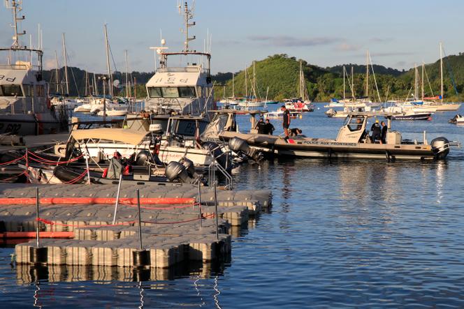 Un bateau de la police aux frontières, dans le port de Dzaoudzi (Mayotte), le 6 mai 2023. Illustration.