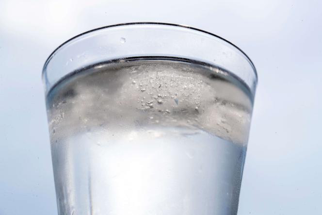 L’acide trifluoroacétique, ou TFA, est quasi omniprésent dans l’alimentation, l’eau minérale, l’eau du robinet. Un verre d’eau du robinet à Lierde, en Belgique, le 17 juillet 2022.