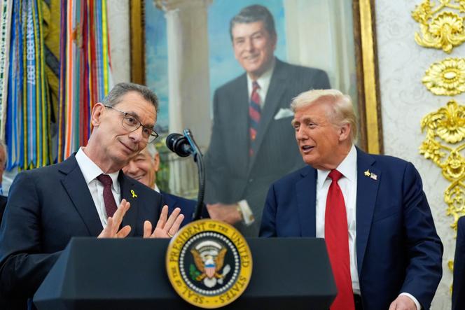 Le directeur général de Pfizer, Albert Bourla, et le président américain, Donald Trump, dans le bureau Ovale, à la Maison Blanche, à Washington, le 30 septembre 2025.