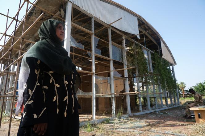 Devant le Musée national du Soudan, qui a subi d’importantes destructions et pillages lors du conflit entre les Forces de soutien rapide (FSR) et l’armée soudanaise, à Khartoum, au Soudan, le 25 septembre 2025.