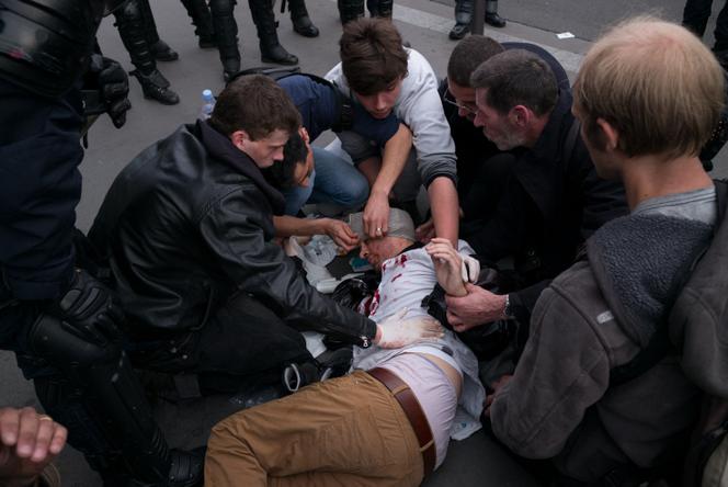 Romain Dusseaux reçoit les premiers secours, à Paris, le 26 mai 2016.
