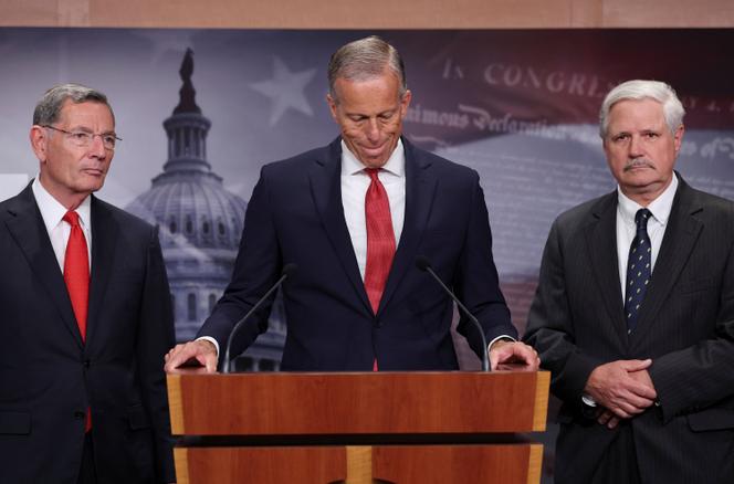 Le leader de la majorité républicaine au Sénat des Etats-Unis, John Thune (au centre), au Capitole, à Washington, le 30 septembre 2025.