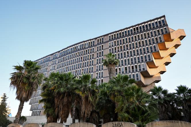 L’hôtel du Lac, conçu dans le style brutaliste par l’architecte italien Raffaele Contigiani et achevé en 1973, dans le centre-ville de Tunis, le 9 juin 2025.