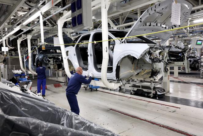 Ligne de production des Peugeot E-3008 et E-5008, à l’usine Stellantis de Sochaux (Doubs), en octobre 2024.