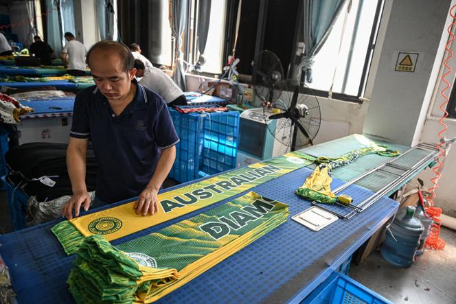 Dans une usine de bonnets et d’écharpes à Yiwu, dans la province du Zhejiang, dans l’est de la Chine, le 18 septembre 2025. 