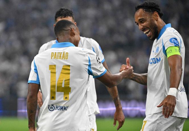 Igor Paixao et Pierre-Emerick Aubameyang face à l’Ajax Amsterdam, en Ligue des champions, au Stade-Vélodrome, à Marseille, le 30 septembre 2025.