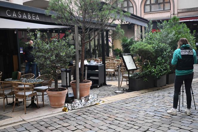 Devant le restaurant lyonnais où a eu lieu l’explosion, le 30 septembre 2025.