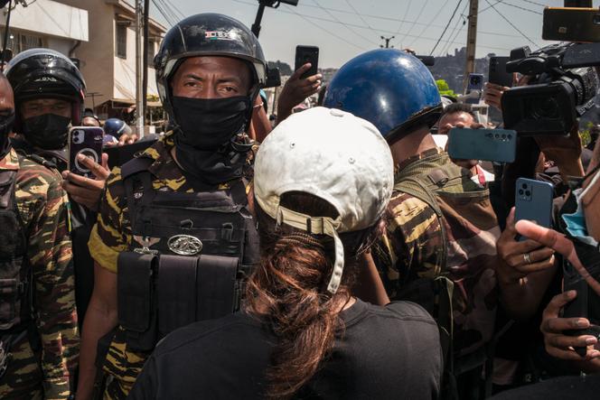 Des forces de sécurité font face à des manifestants à Antananarivo, le 29 septembre 2025.