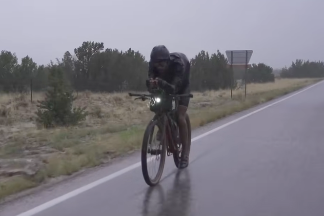 Capture d’écran d’une vidéo montrant le cycliste Sofiane Sehili en 2023.