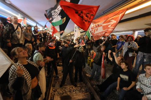 Manifestation à la gare centrale de Naples (Italie), bloquant la circulation des trains entrants et sortants, après l’arraisonnement de la flottille pour Gaza par Israël, le 1ᵉʳ octobre 2025.
