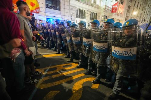 Barrage de police lors de la manifestation dans le centre de Rome après l’arraisonnement de la flottille pour Gaza par Israël, le 1ᵉʳ octobre 2025.
