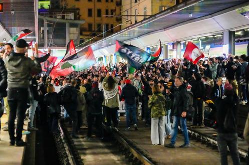 Manifestation à la gare Cadorna de Milan (Italie), bloquant la circulation des trains entrants et sortants, après l’arraisonnement de la flottille pour Gaza par Israël, le 1ᵉʳ octobre 2025.
