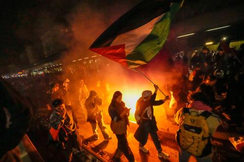 Manifestation à la gare Cadorna de Milan (Italie), bloquant la circulation des trains entrants et sortants, après l’arraisonnement de la flottille pour Gaza par Israël, le 1ᵉʳ octobre 2025.