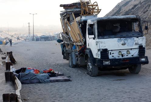 Des Palestiniens ayant fui le nord de Gaza en raison d’une opération militaire israélienne se reposent sur le bord de la route, dans le centre de la bande de Gaza, le 1er octobre 2025.