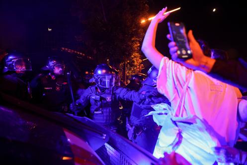 Des affrontements avec la police lors de la manifestation devant l’ambassade israélienne de Barcelone (Espagne) après l’arraisonnement de la flottille pour Gaza par Israël, le 1ᵉʳ octobre 2025.
