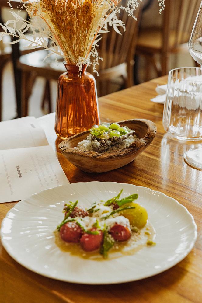 Un de leurs plats : tomates cerises confites, pesto d’herbes marinées, beurre blanc ail noir et sorbet feta.