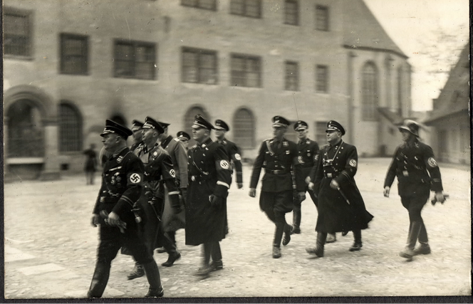 Le chef de la SS Heinrich Himmler (2e en partant de la g. avec lunettes) visite le camp de concentration de Lichtenburg (Saxe-Anhalt) au début des années 1933. Image extraite du documentaire « L’Album SS retrouvé », de Barbara Necek.