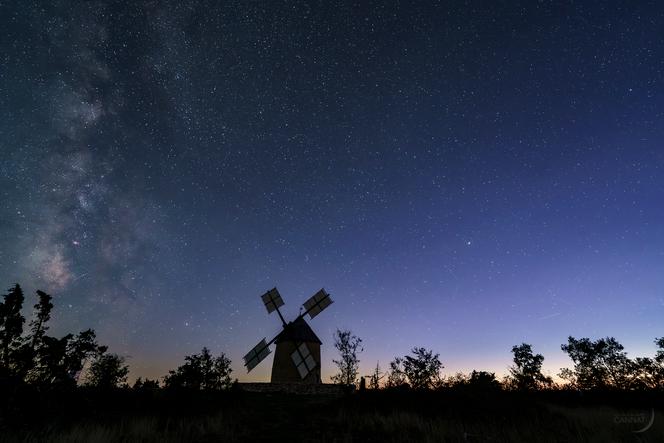 Au cœur du causse Méjean (Cévennes), la Voie lactée fait son apparition dans le ciel crépusculaire encore bleuté au-dessus du moulin de la Borie. À l’œil nu, on ne perçoit alors qu’une sorte de brume immobile et blanchâtre environnée d’étoiles, mais une pose photographique à haute sensibilité met déjà en évidence la richesse et les subtiles colorations de la tranche galactique. Technique : boîtier Sony A7IIId avec un objectif Sony GM de 14 mm diaphragmé à 3,5 ; 15 secondes de pose à 6 400 ISO.