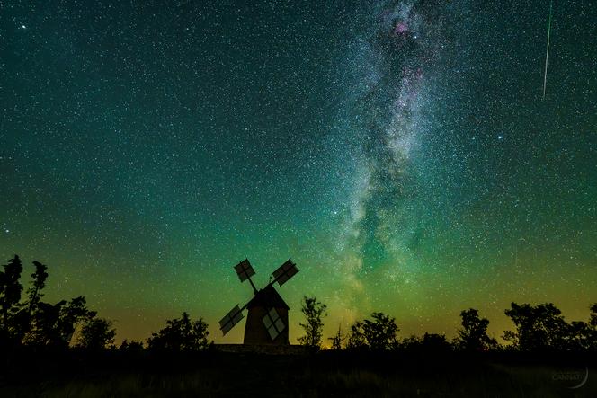 Les capteurs des appareils photographiques révèlent les couleurs du ciel que notre vision nocturne ne nous permet pas de voir. Sur cette image prise au cœur de la nuit, alors que le Triangle de l’été surplombait l’horizon ouest, la teinte vert émeraude de la lumière du ciel nocturne (airglow) est bien visible, tout comme le rougeoiement des belles nébuleuses interstellaires de la constellation du Cygne. Seul l’éclat coloré bref et intense d’une très belle étoile filante était perceptible à l’œil nu. Technique : boîtier Sony A7IIId avec un objectif Sony GM de 14 mm diaphragmé à 3,5 ; 15 secondes de pose à 6 400 ISO.