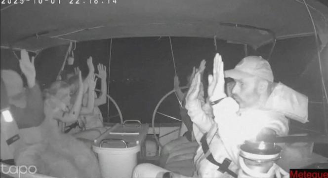 Capture d’écran d’une vidéo en direct montrant l’équipage du navire « Meteque » à destination de Gaza, faisant partie de la flottille Global Sumud, lors de son interception par Israël, le 1ᵉʳ octobre 2025.
