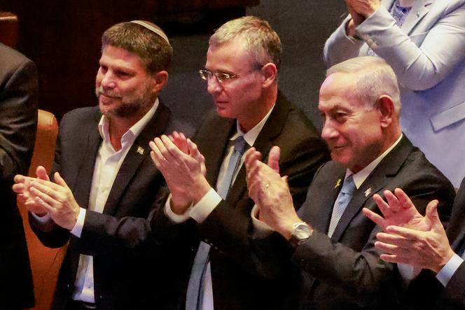 Le ministre israélien des finances, Bezalel Smotrich, le ministre de la justice, Yariv Levin, et le premier ministre, Benyamin Nétanyahou, applaudissent lors du discours du président argentin devant une session du parlement israélien (Knesset) à son siège à Jérusalem, le 11 juin 2025.