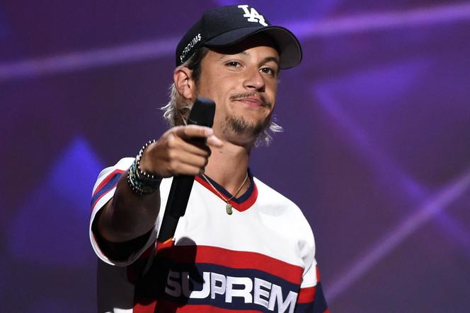 Le chanteur Ken Samaras, alias Nekfeu, lors de la 31ᵉ cérémonie des Victoires de la musique, le 12 février 2016, au Zénith de Paris.