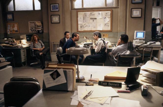Melissa Leo (Kay Howard), Kyle Secor (Tim Bayliss), Daniel Baldwin (Beau Felton), Richard Belzer (John Munch) et Clark Johnson (Meldrick Lewis) dans la série « Homicide : Life on the Street », créée par Paul Attanasio.