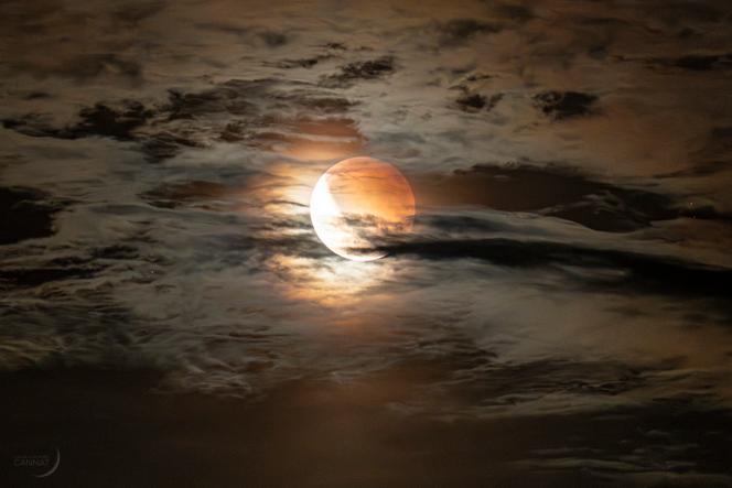 L’éclipse totale de Lune du dimanche 7 septembre 2025 au-dessus du pic Saint-Loup, au nord de Montpellier.