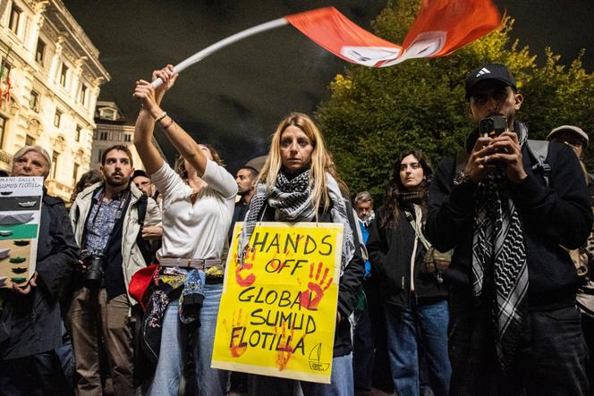 Os manifestantes pró-palestinos demonstram em solidariedade com a flotilha global de Sumud na quarta-feira, 1 de outubro de 2025, em Milão, Itália, depois que os navios foram interceptados pela Marinha de Israel.