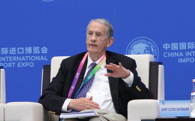 Gary Clyde Hufbauer, chercheur principal à l’Institut Peterson d’économie internationale, s’exprime lors du deuxième Forum économique international de Hongqiao, à Shanghaï (Chine), le 5 novembre 2019.