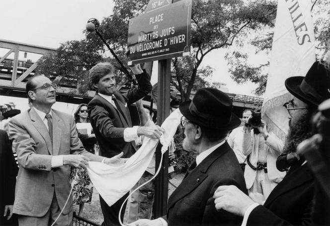 Jacques Chirac, alors premier ministre et maire de Paris, inaugure la place des Martyrs juifs du vélodrome d’hiver, à Paris, le 18 juillet 1986.