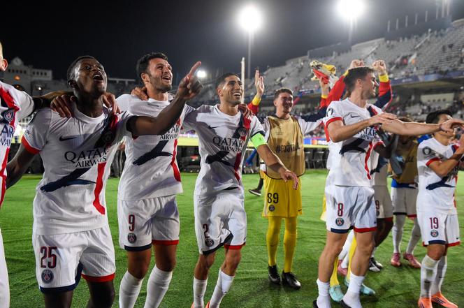 Les joueurs parisiens célèbrent leur victoire (2-1) sur la pelouse du FC Barcelone en Ligue des champions, le 1ᵉʳ octobre 2025.