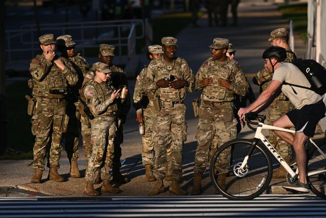 Membros da Patrulha da Guarda Nacional ao longo do National Mall no primeiro dia do desligamento do governo dos EUA em Washington, DC, em 1 de outubro de 2025. 