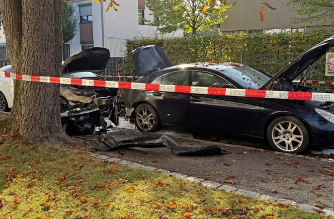 Des voitures incendiées sont visibles dans une rue après un incendie à Munich, en Allemagne, le mercredi 1er octobre 2025. 