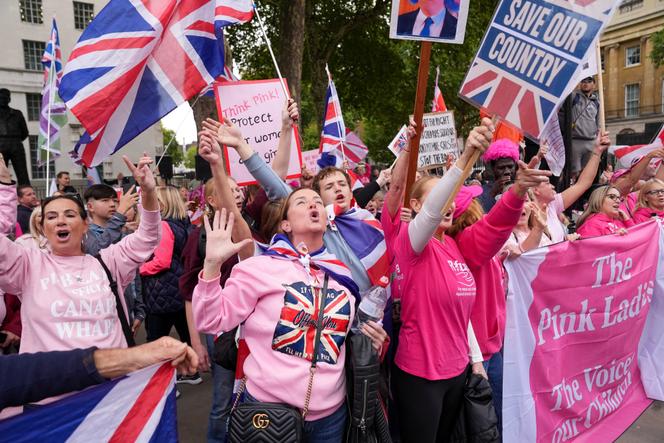 Des membres du mouvement « Pink Ladies » lors d’une « manifestation rose » à Londres, le 1ᵉʳ octobre 2025.