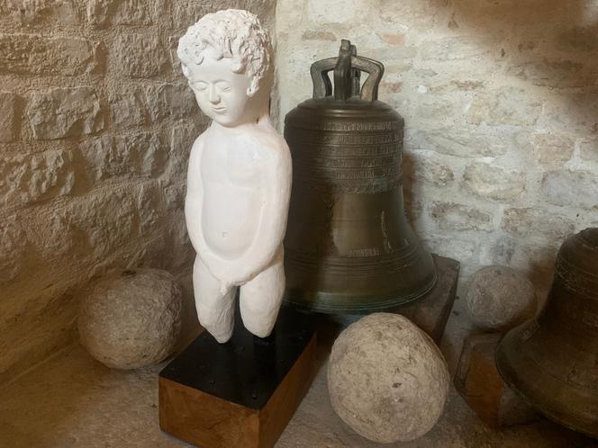 La statuette du « Manneken-Pis » restaurée par le sculpteur Hugues Thomas,  exposée à l’hôtel de ville de Montcuq (Lot), le 9 septembre 2025.