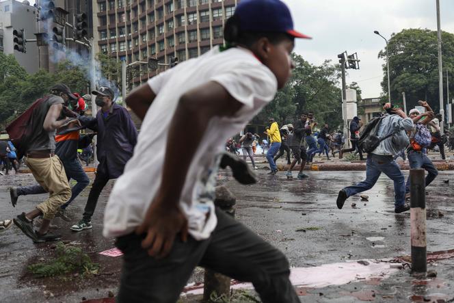 Des manifestants fuient l’avancée de la police antiémeute dans le centre-ville de Nairobi, le 25 juin 2025, lors d’une journée de protestation organisée pour marquer le premier anniversaire de l’assaut du Parlement.