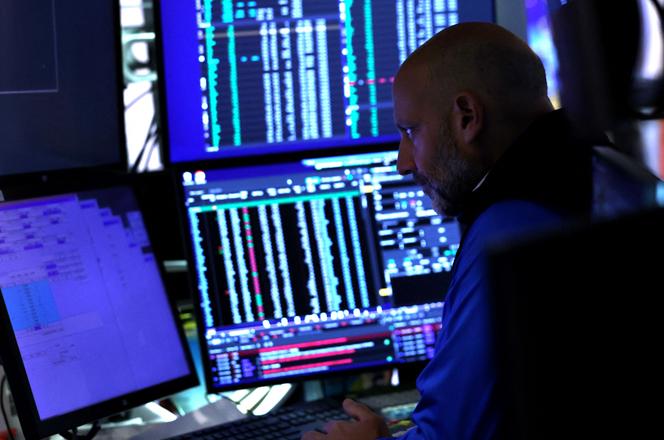 Un trader au New York Stock Exchange, à Wall Street, le 1ᵉʳ octobre 2025, à New York.