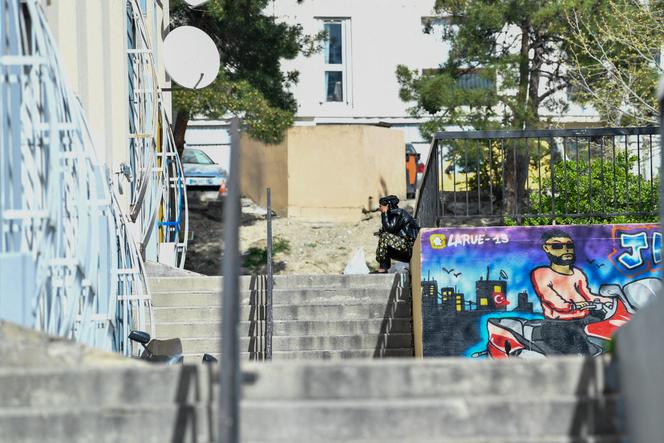 Une habitante cache son visage dans la cité de la Castellane à Marseille, le 19 mars 2024. 