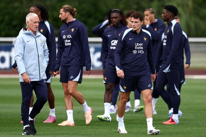 المدرب Didier Deschamps خلال تدريب المنتخب الفرنسي