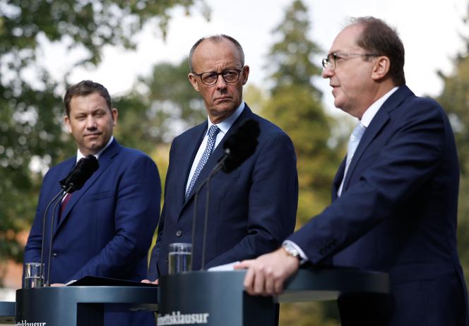 Le ministre de l’intérieur allemand, Alexander Dobrindt (à droite), s’exprime aux côtés du chancelier allemand, Friedrich Merz (au centre), et du ministre des finances et vice-chancelier, Lars Klingbeil, lors d’une conférence de presse à Berlin, le 1er octobre 2025.