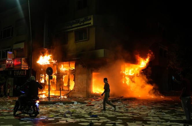 Une banque incendiée et pillée lors des manifestations pour réclamer des réformes dans les domaines de la santé et de l’éducation, à Salé (Maroc), le 1ᵉʳ octobre 2025.