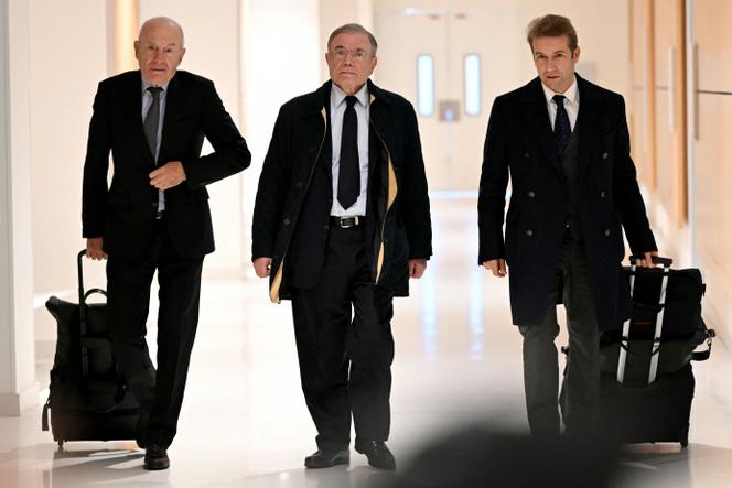 Jean-Charles Naouri (au centre), ancien PDG du groupe Casino, entouré de ses avocats, au palais de justice de Paris, le 1er octobre 2025. 
